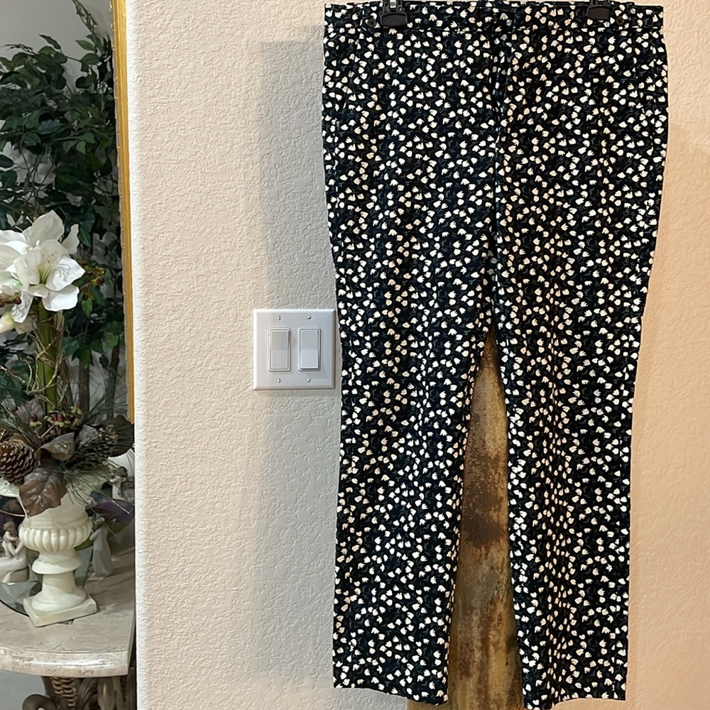 Zara Basic Black & White Floral Trousers SZ 6 front zip & hook closure Like New